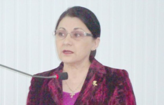 Andronescu: Nu merg la minister pentru cutremure în învăţământ